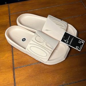 Women’s size 6 Jordan Nola slides